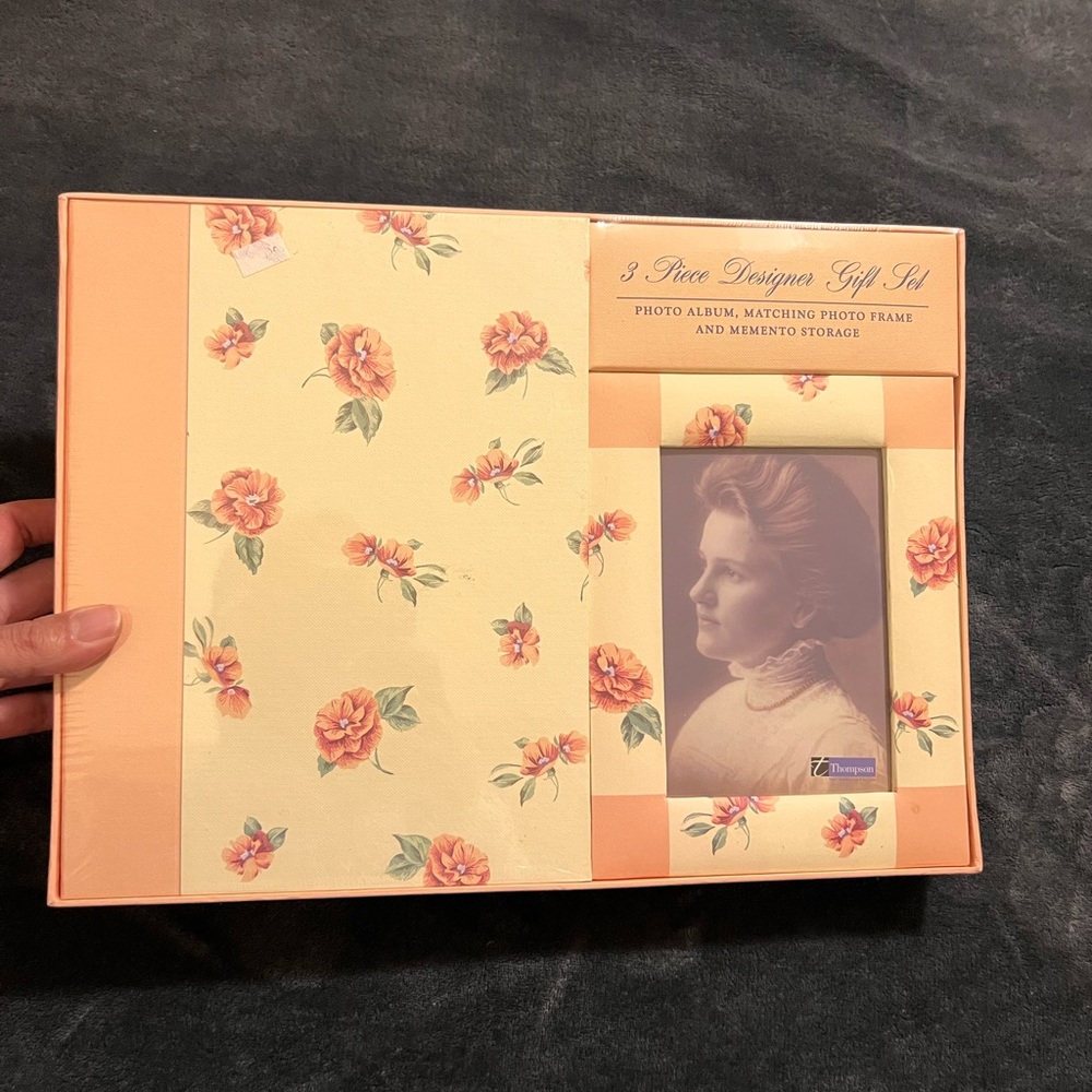 NWT Thompson Floral Photo Frame Set - Orange and Cream